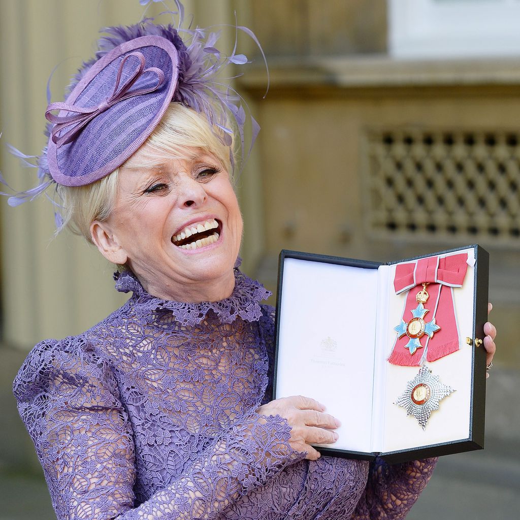 Barbara Windsor bei ihrer Ernennung zur Dame Commander des Order of the British Empire