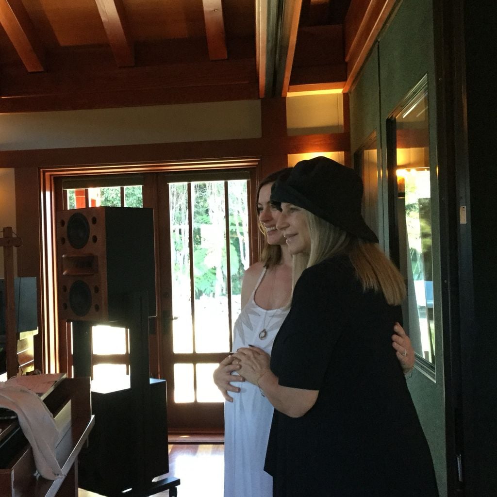 Barbra Streisand und Anne Hathaway, Juni 2026