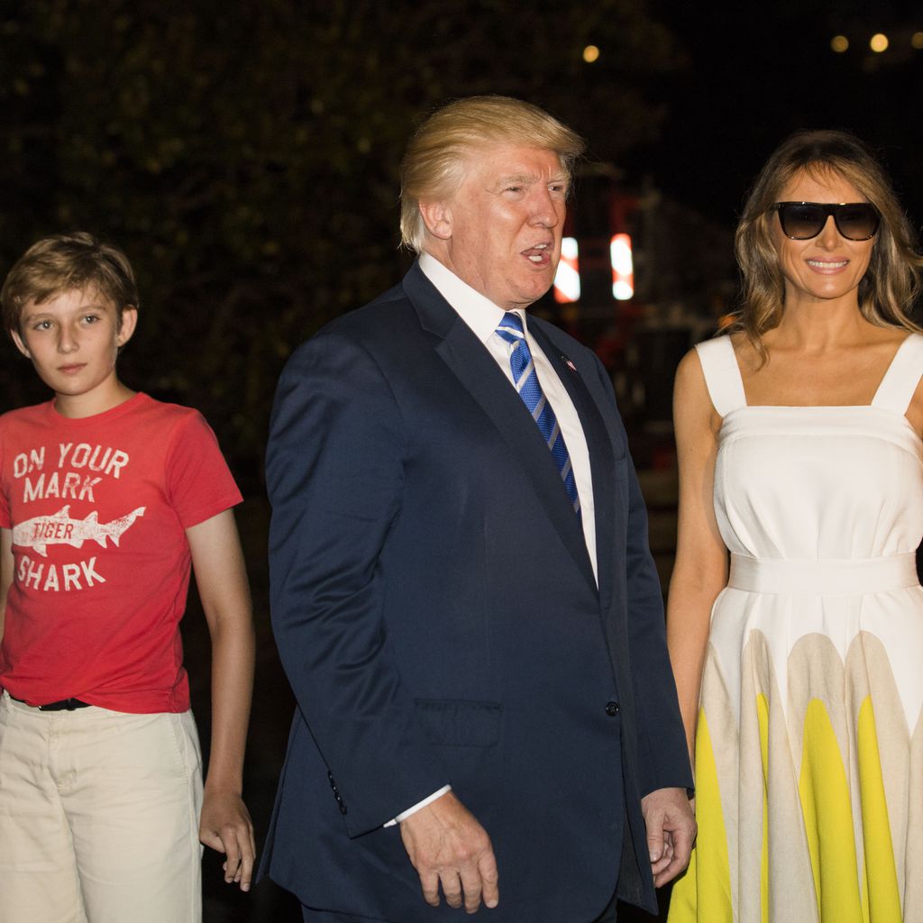 Barron, Donald und Melania Trump vor dem Weißen Haus