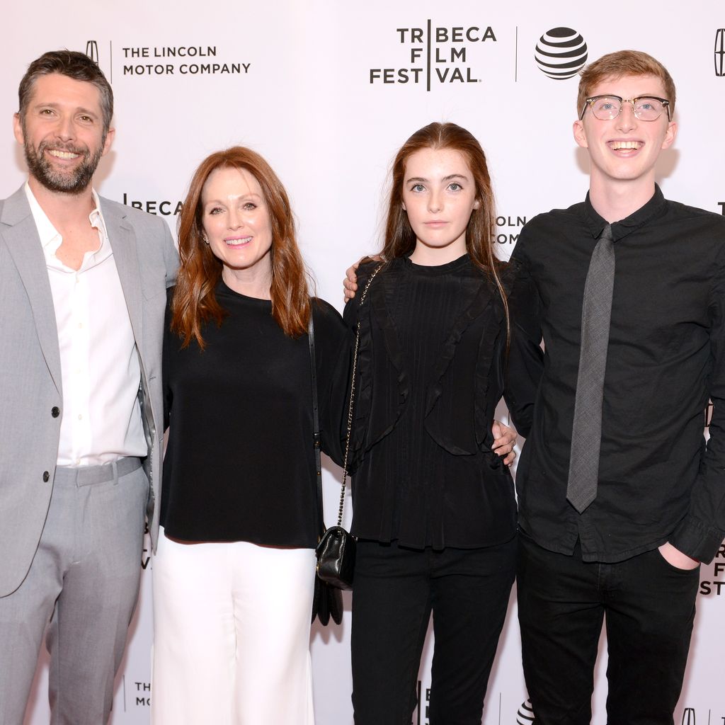 Bart Freundlich und Julianne Moore mit ihren Kindern Liv und Caleb im April 2016