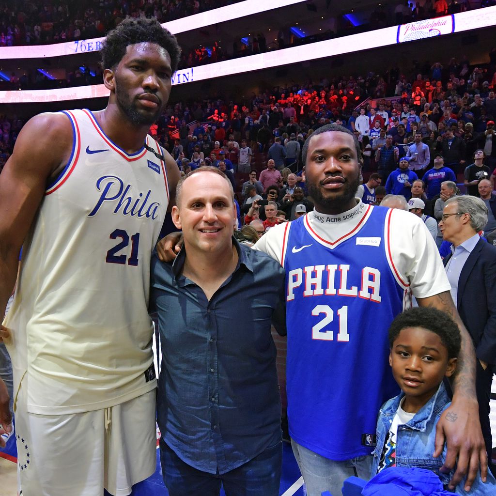 Basketballspieler Joel Embiid, Philadelphia 76ers Co-Besitzer Michael Rubin, Meek Mill und sein Sohn