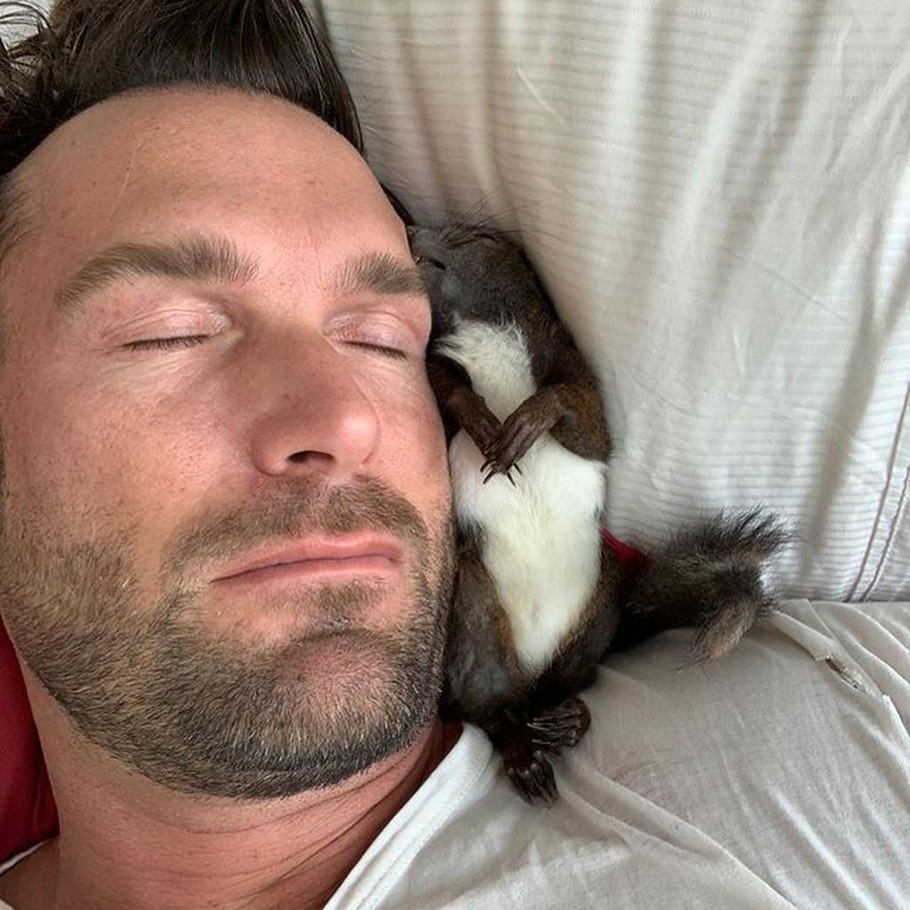 Bastian Yotta mit seinem Eichhörnchen Fritzi