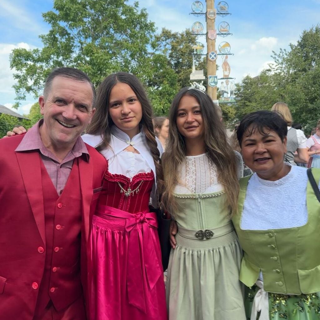 Bauer Josef und Narumol (R.) mit ihren Töchtern Jorafina und Jenny, Juli 2025