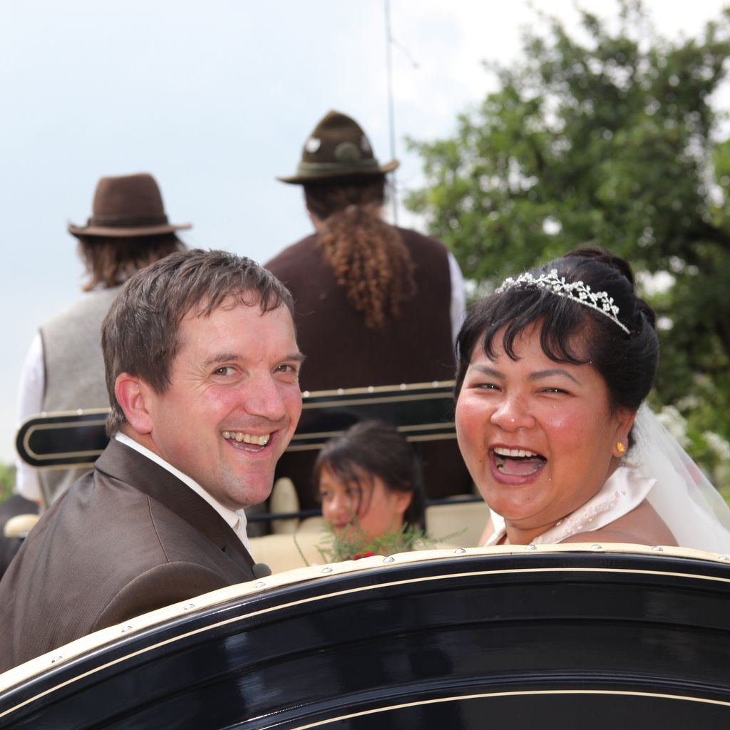 Bauer Josef und Narumol bei ihrer Hochzeit
