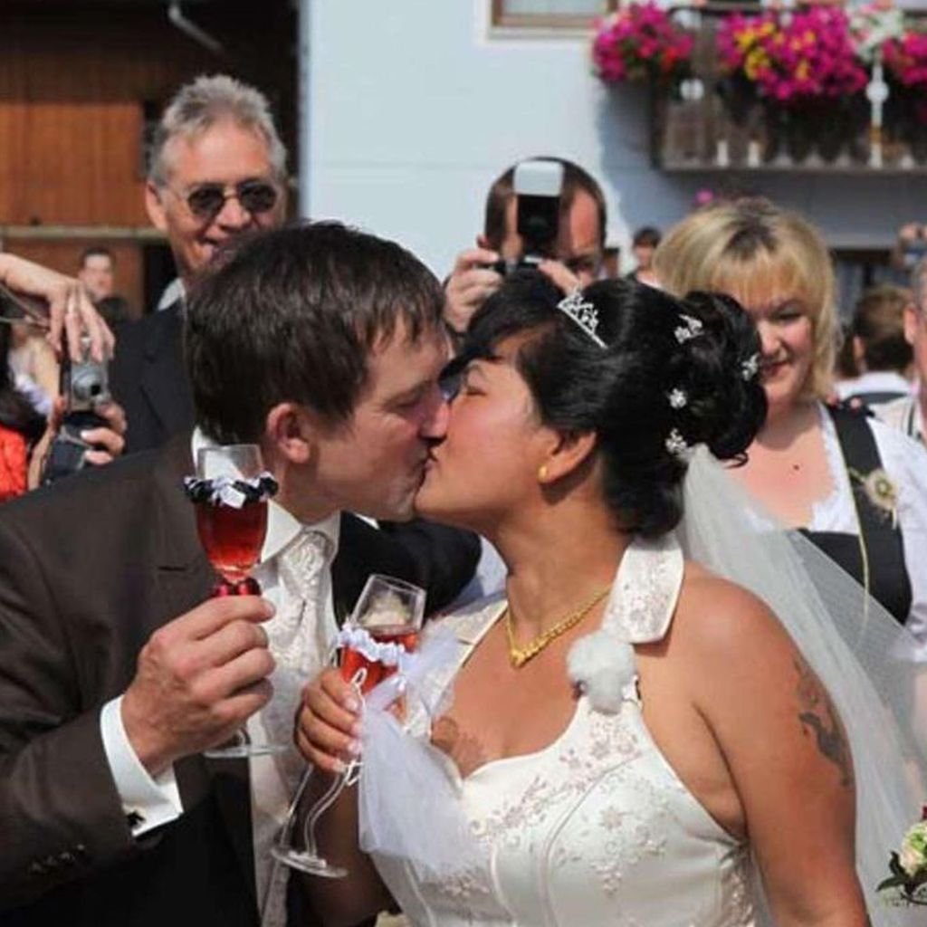 Bauer Josef und seine Ehefrau Narumol auf ihrer Hochzeit 2010