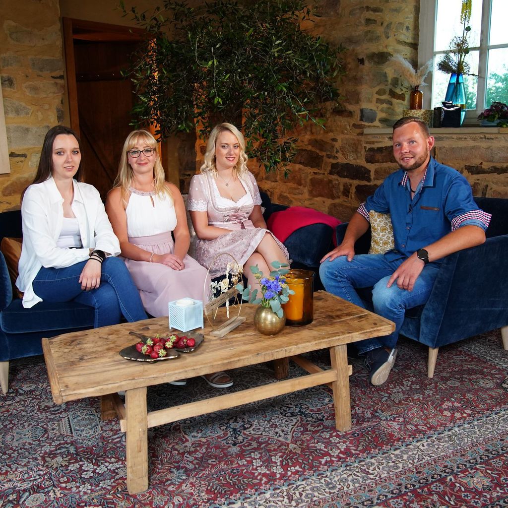 "Bauer sucht Frau"-Kandidat Erik mit seinen Hofdamen Mareike, Anne und Julia