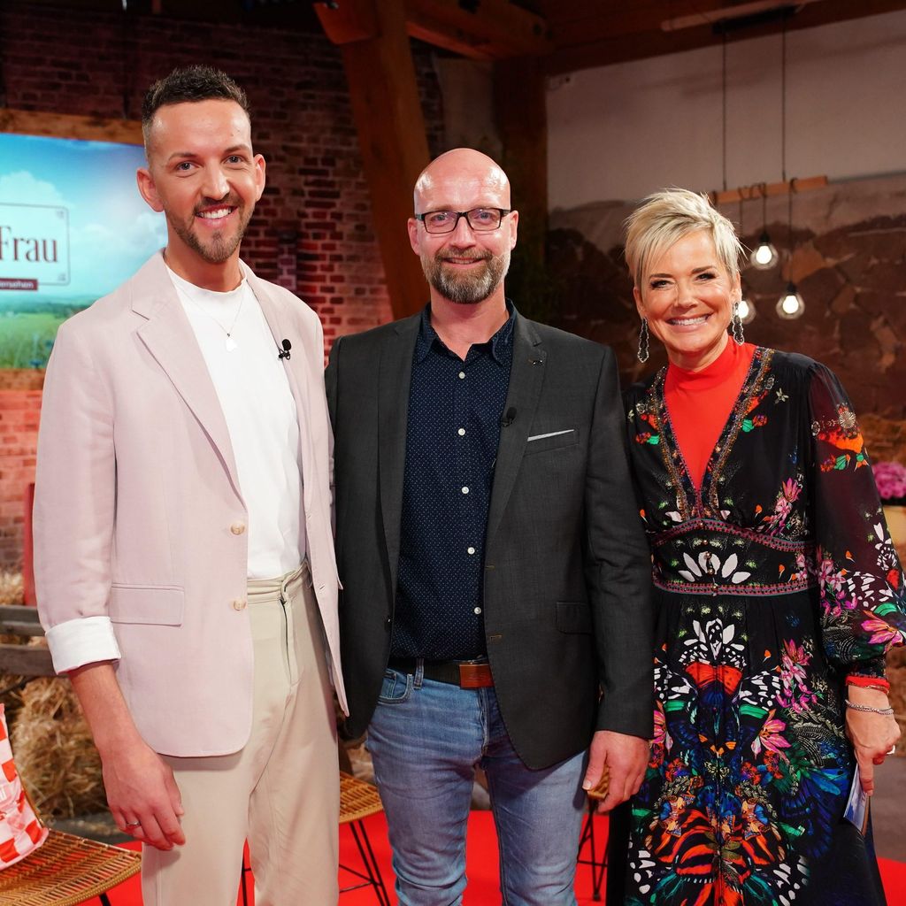 "Bauer sucht Frau"-Kandidaten Michael und Volker mit Moderatorin Inka Bause