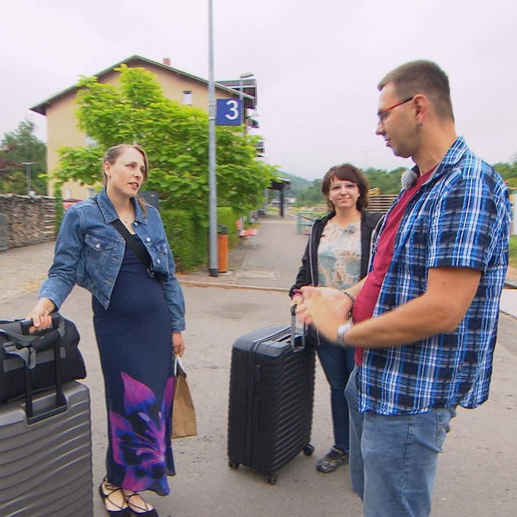 "Bauer sucht Frau"-Kandidatinnen Michaela und Sandra und Bauer Thomas