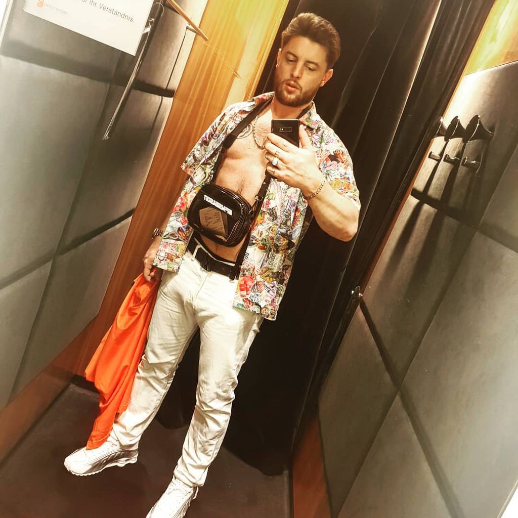 Rapper Bausa in einer Umkleide