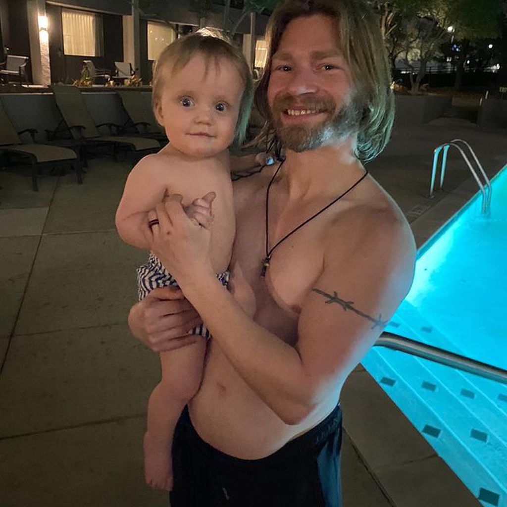 Bear Brown und sein Sohn River im März 2021