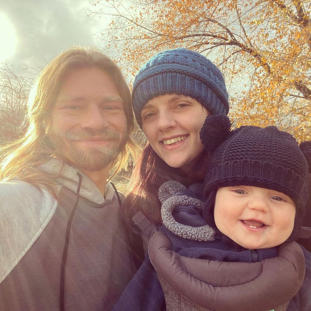 Bear Brown, Raiven Adams und ihr Sohn River