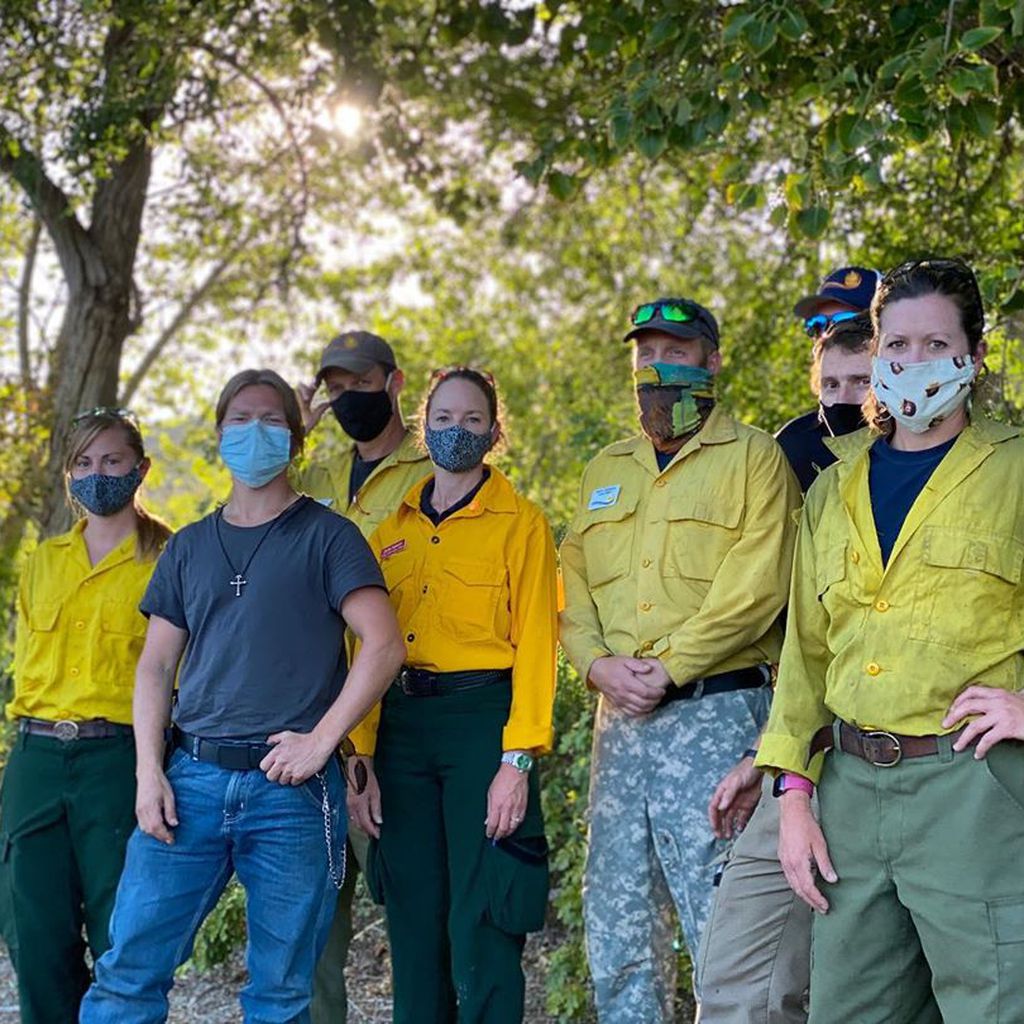 Bear Brown (2.v.l.) zusammen mit Feuerwehrleuten im September 2020