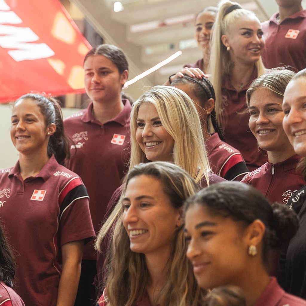 Beatrice Egli und das Frauen-Fußball-EM-Team