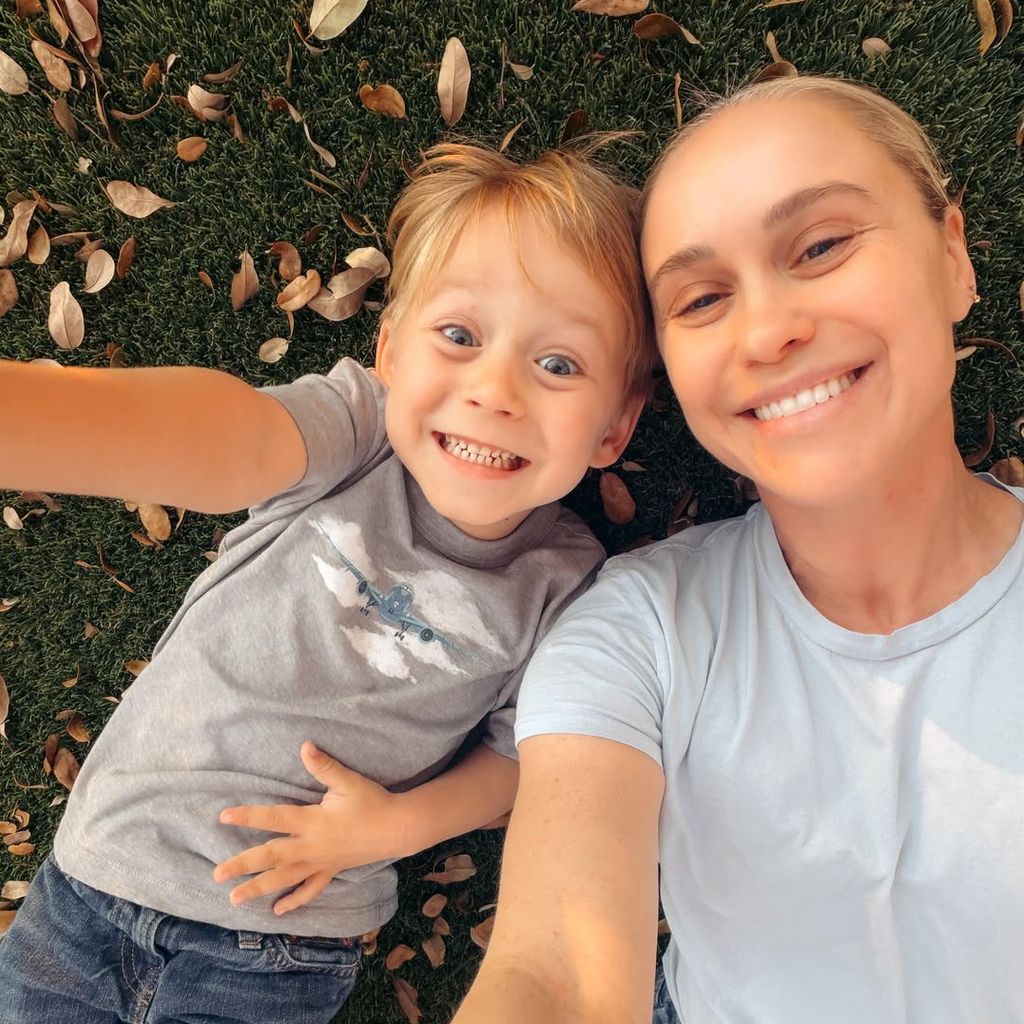 Becca Tobin mit ihrem Sohn