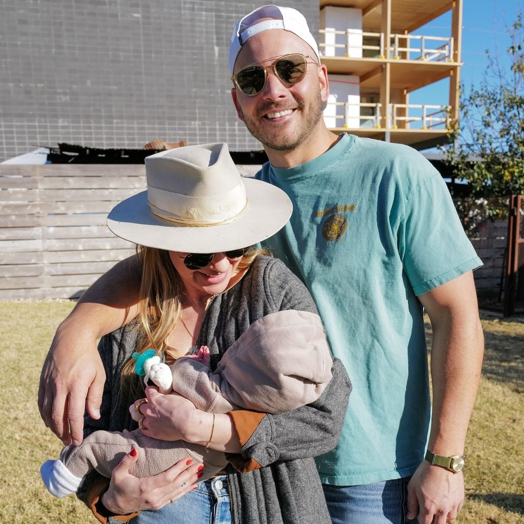 Becca Tobin und Zach Martin mit ihrem Sohn Rutherford, Juli 2025