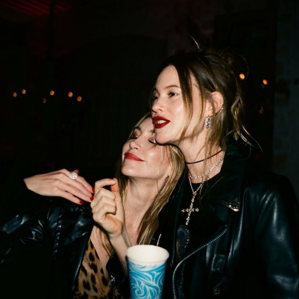 Behati Prinsloo und eine Freundin, 2023