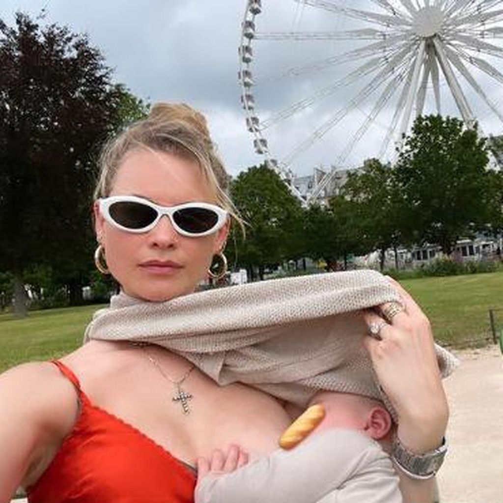 Behati Prinsloo mit ihrem jüngsten Kind in Paris