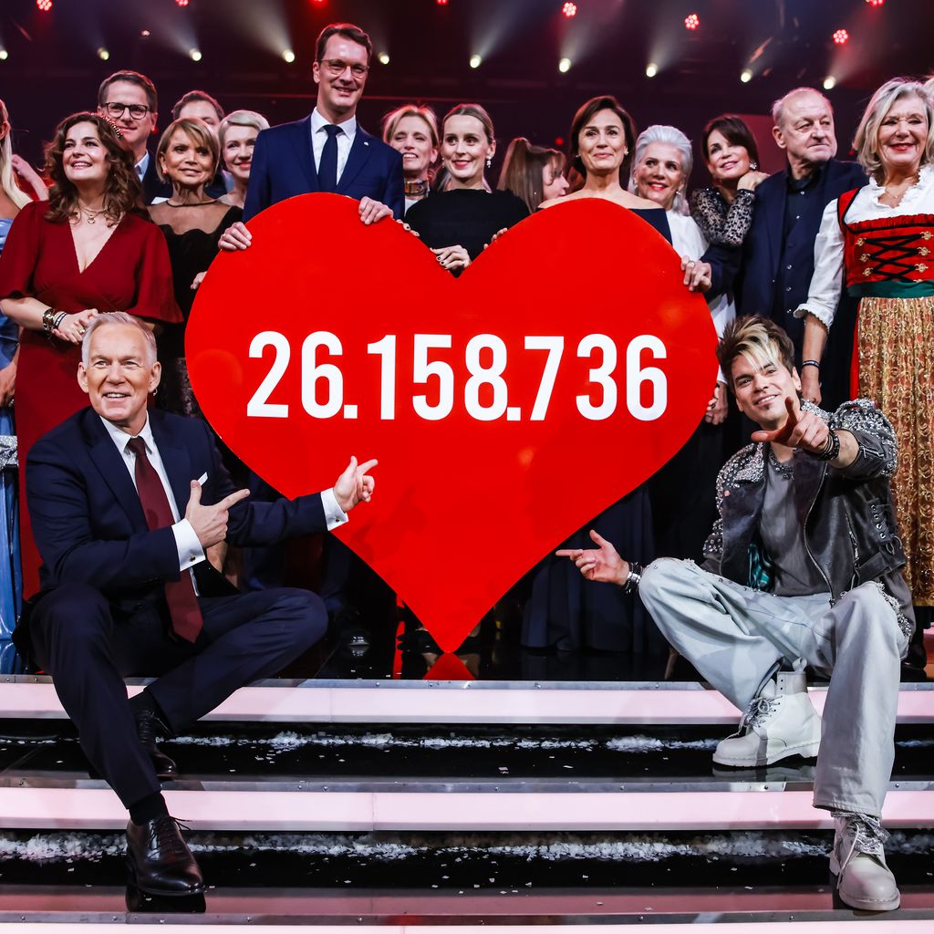 Prominente präsentieren die Spendensumme bei "Ein Herz für Kinder" in Berlin