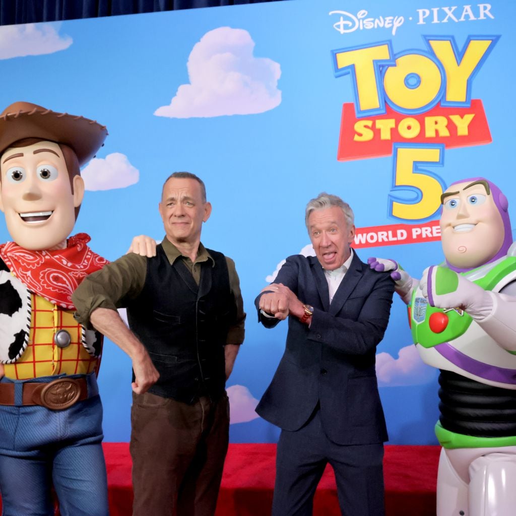 Tom Hanks und Tim Allen posieren bei der "Toy Story 5" Premiere