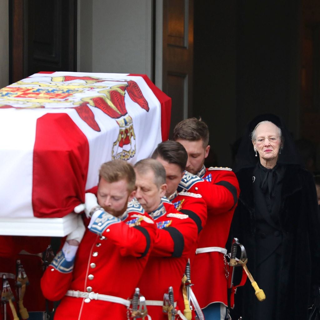 Königin Margrethe verabschiedet Prinz Henrik bei der Trauerfeier in der Christiansborg Schlosskirche in Kopenhagen