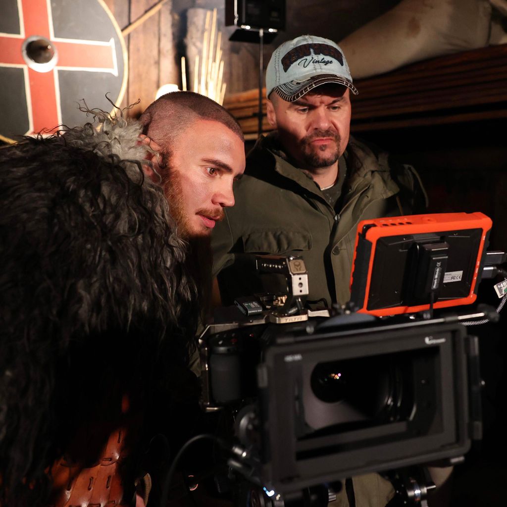 Bela Klentze mit Regisseur Jakob Gisik am Filmset