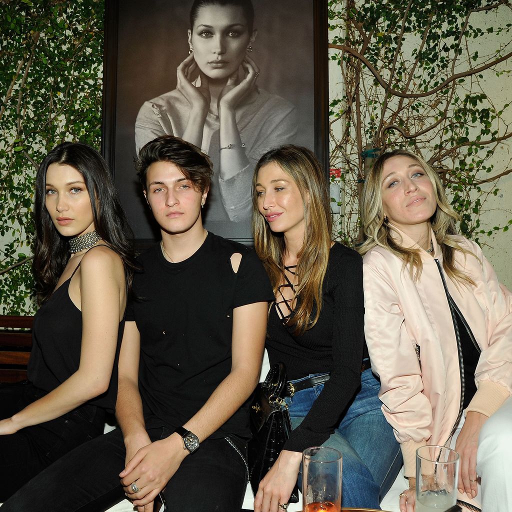 Bella Hadid, Anwar Hadid, Marielle Hadid und Alana Hadid sitzen und posieren