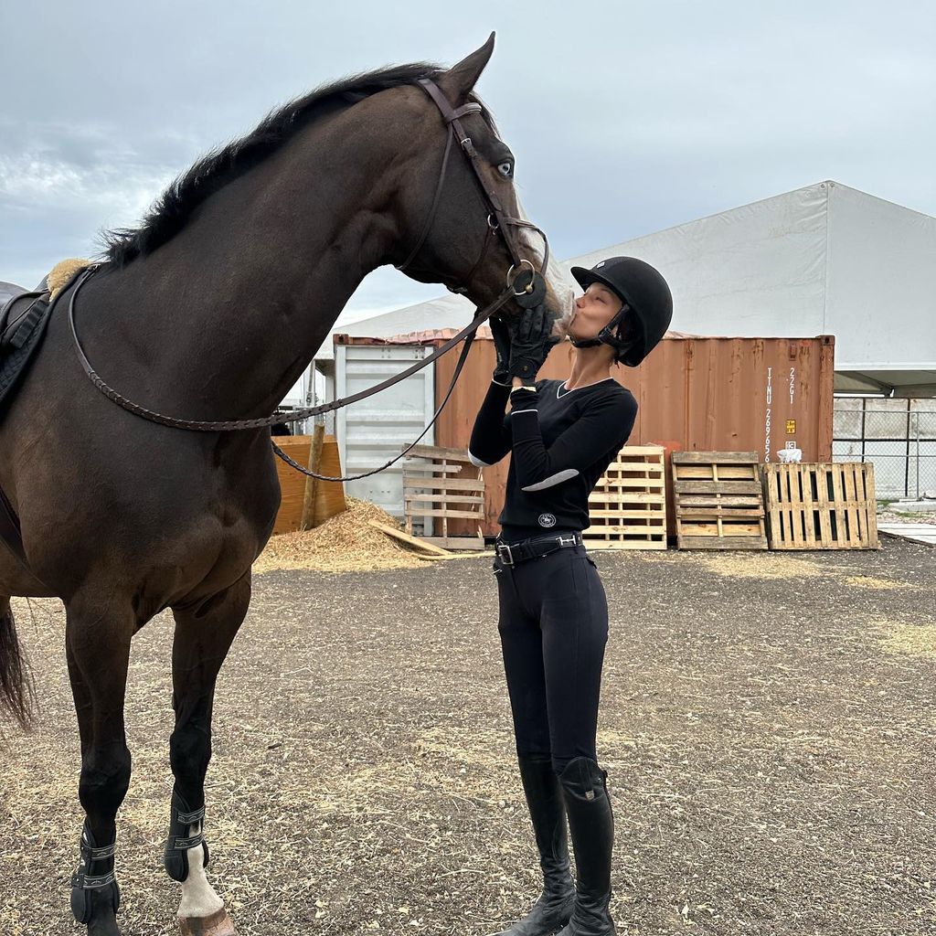 Bella Hadid mit ihrem Pferd, August 2023