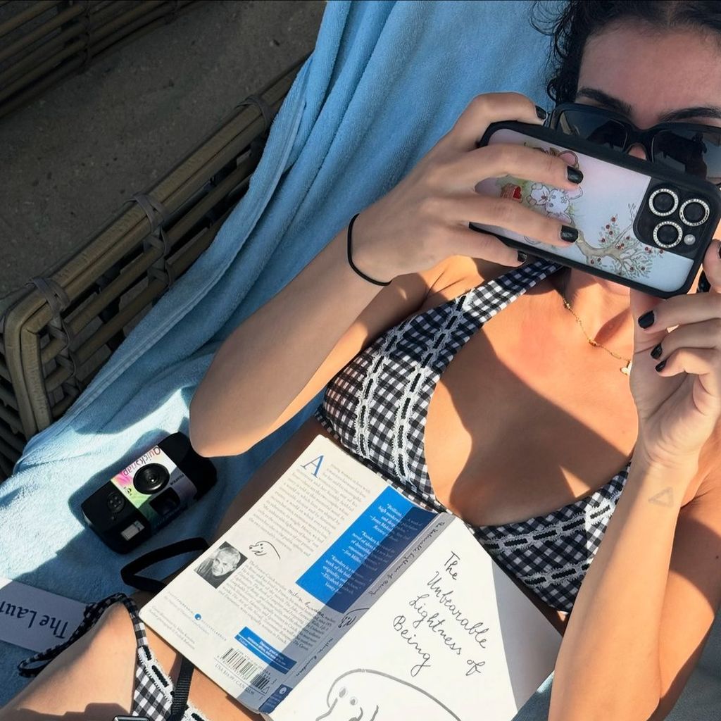 Bella Hadid am Strand in Dubai, Instagram, 2024
