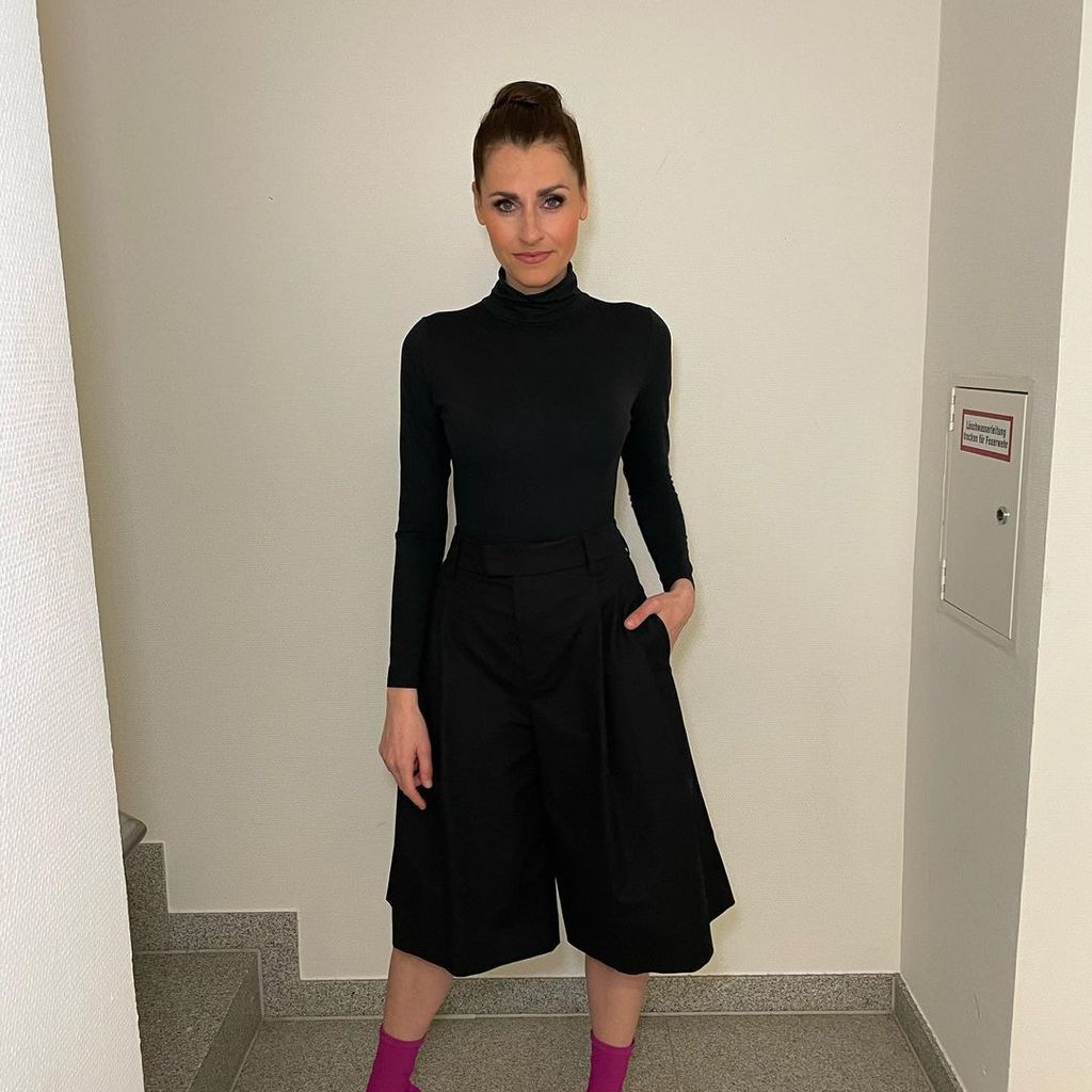 Bella Lesnik in einem schwarzen Kleid