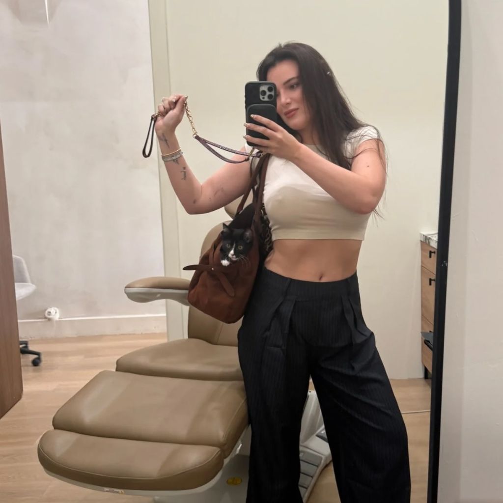 Bella Thorne mit Kater Frankie, Dezember 2025