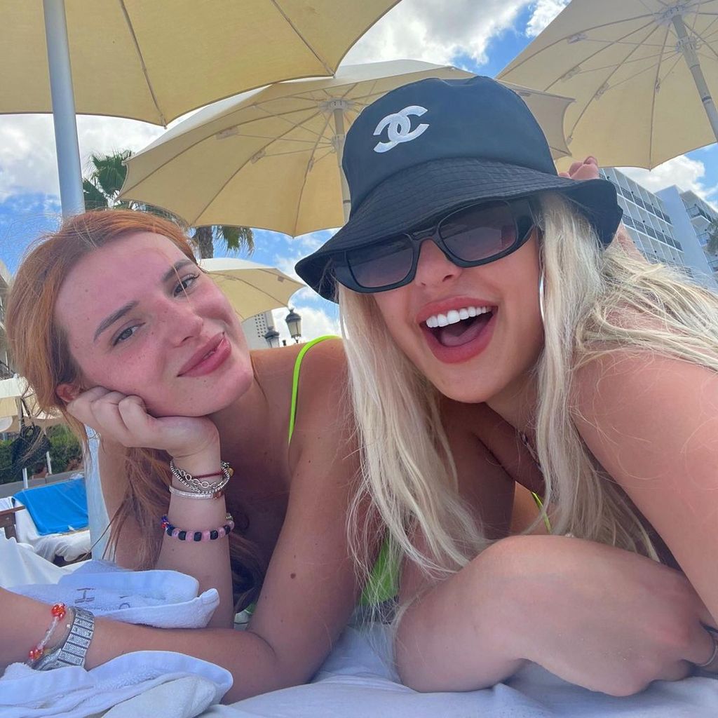 Bella Thorne und Tana Mongeau im Urlaub