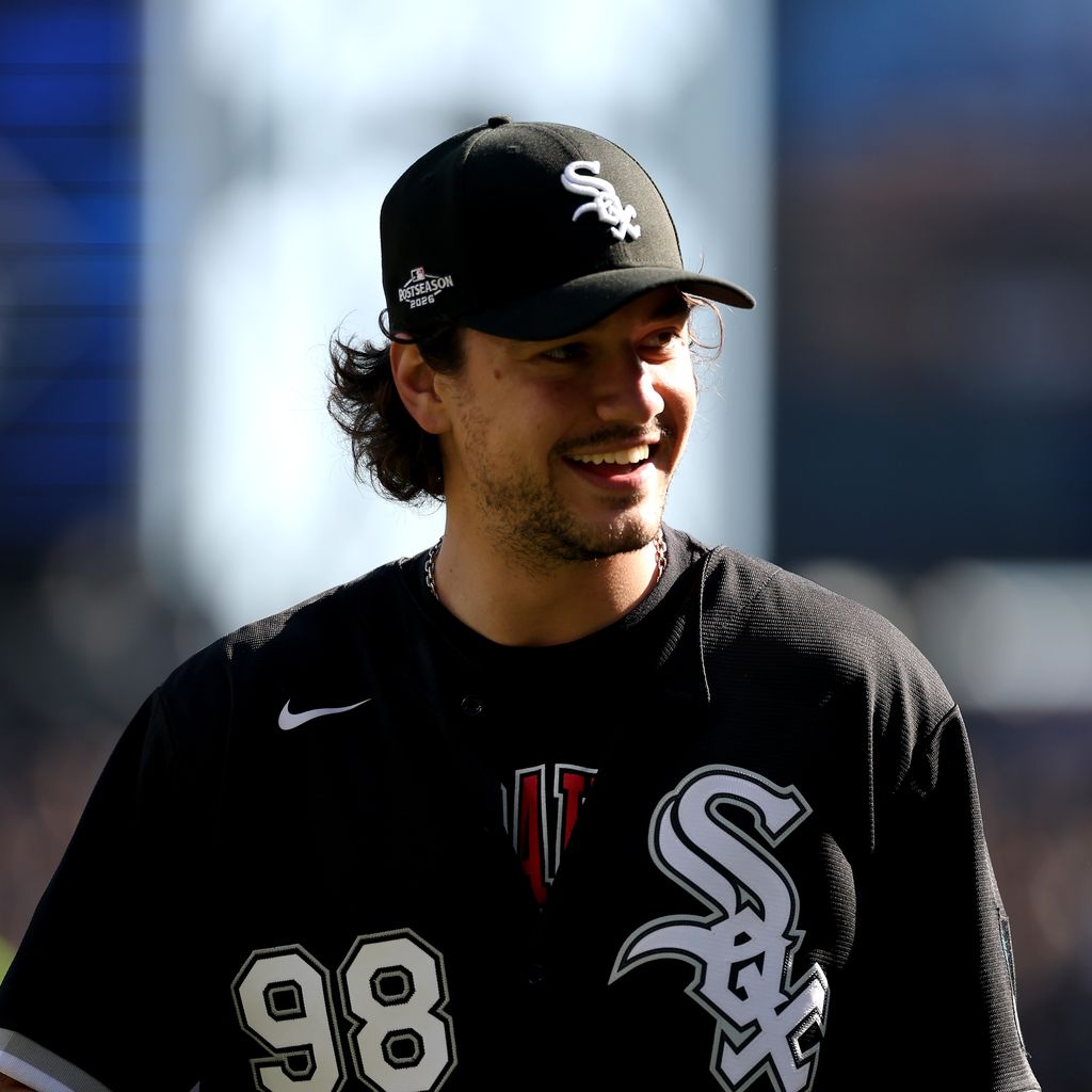 Belmont Cameli nach dem First Pitch vor Spiel drei der ALDS in Chicago, 2026