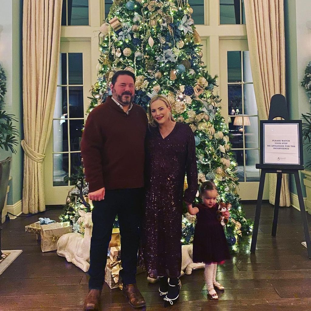 Ben Domenech und Meghan McCain mit Tochter Liberty vor Weihnachtsbaum