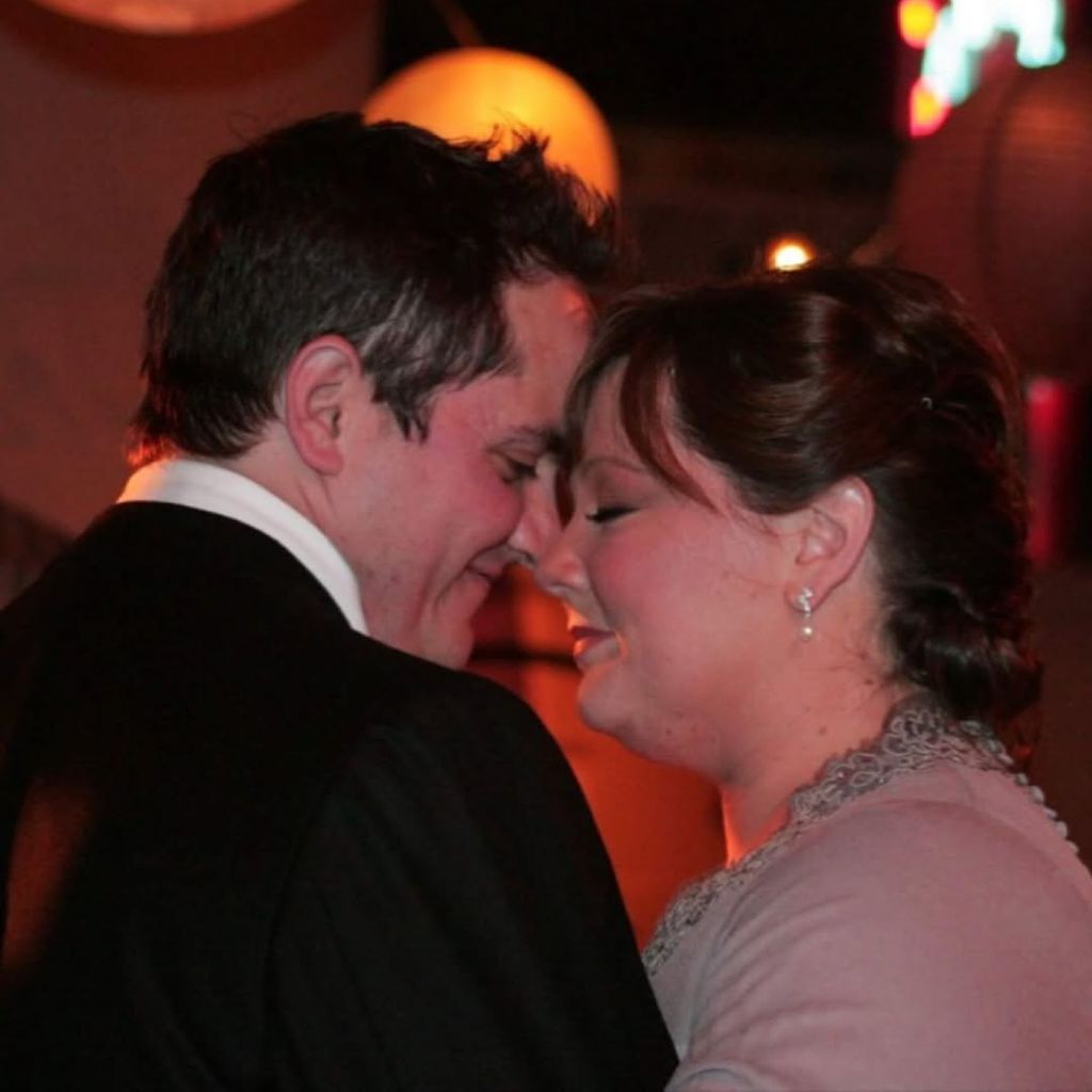 Ben Falcone und Melissa McCarthy bei ihrer Hochzeit im Jahr 2005