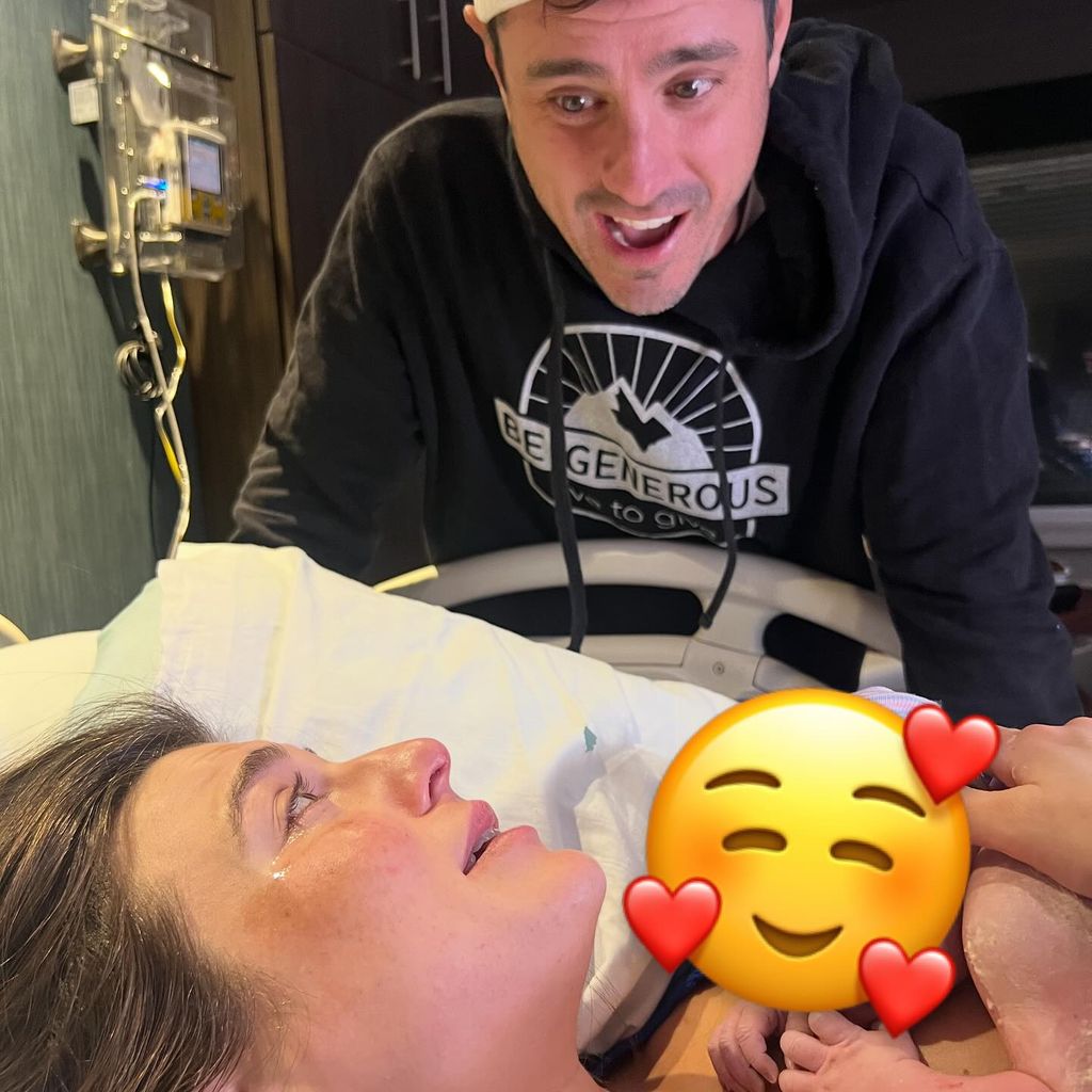 Ben Higgins und Jessica Clarke mit ihrem Neugeborenen