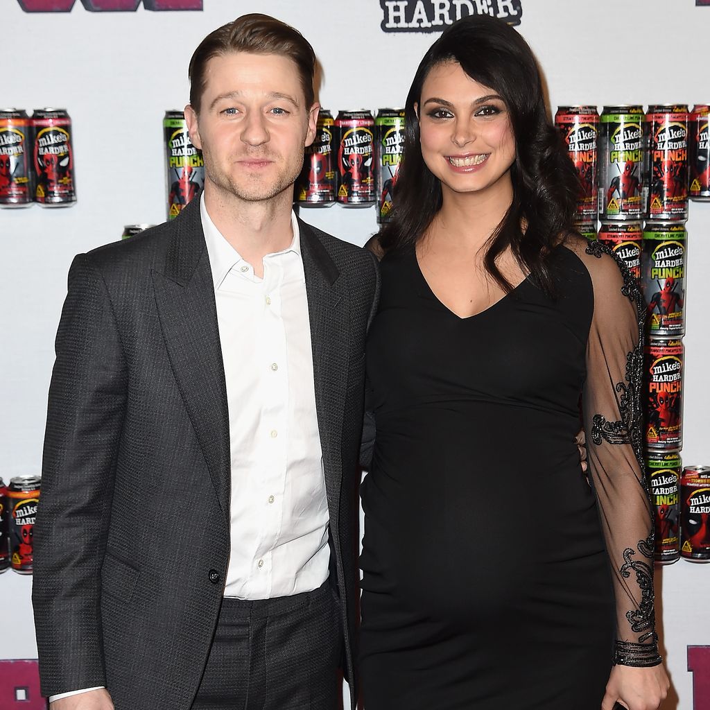 Ben McKenzie und die schwangere Morena Baccarin beim "Deadpool" Fan Event