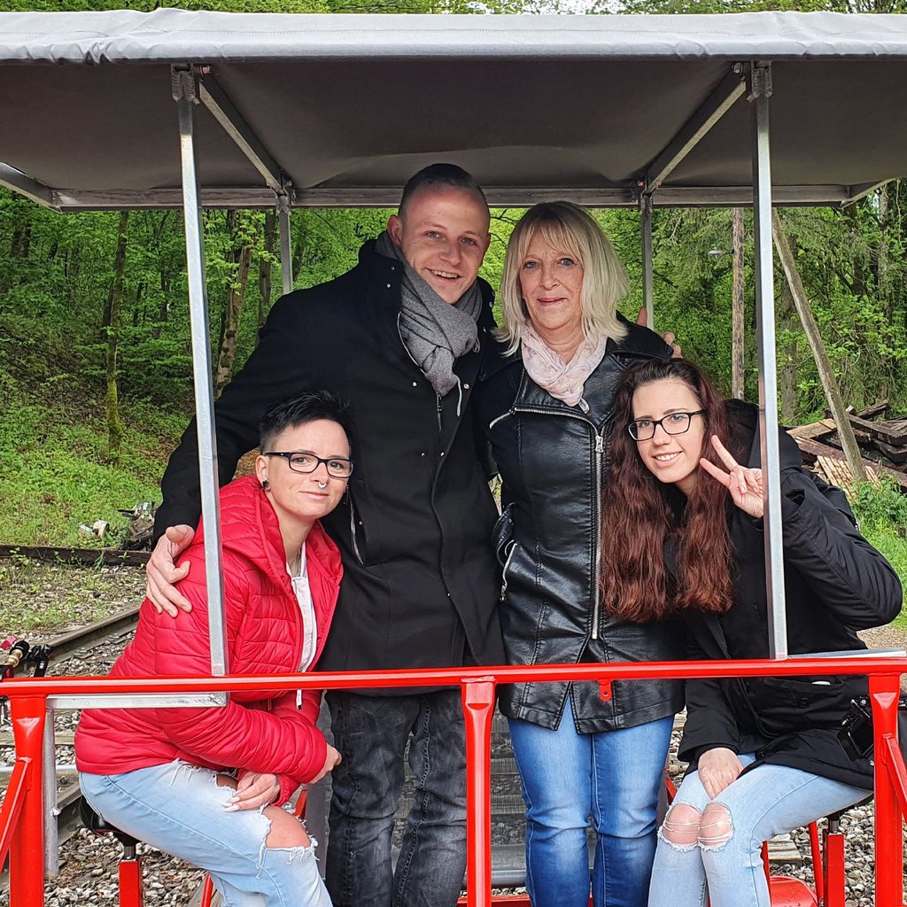 Ben mit seiner Mutter Mireille und seinen Bewerberinnen Katharina und Kimberly