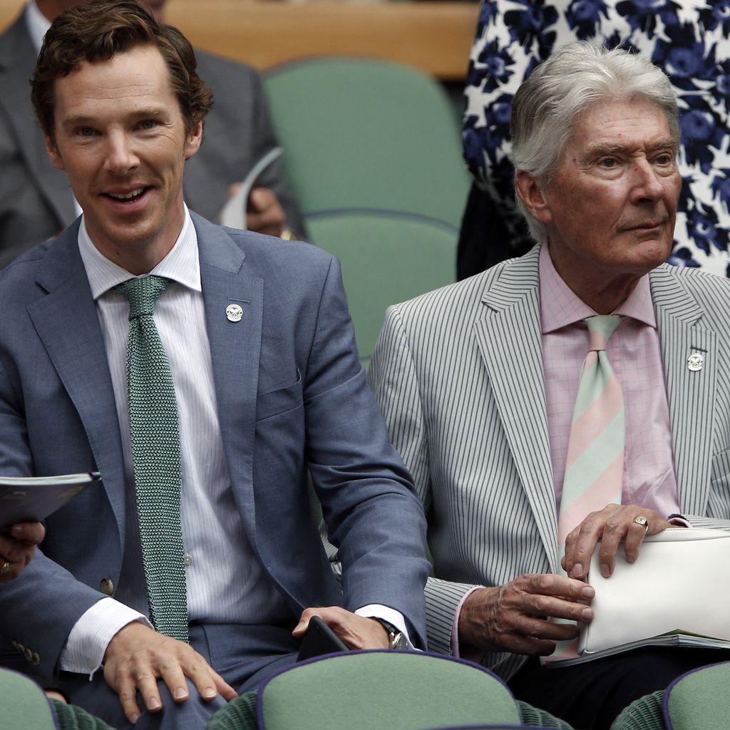 Benedict Cumberbatch und sein Vater Timothy Carlton verfolgen das Wimbledon-Finale 2015 zwischen Novak Djokovic und Roger Federer
