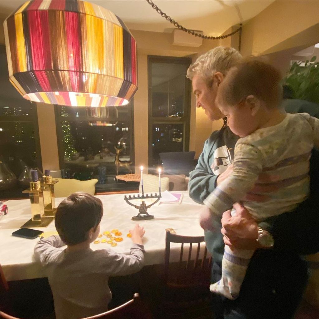 Benjamin Allen Cohen, Andy Cohen und Lucy Eve Cohen im Dezember 2022
