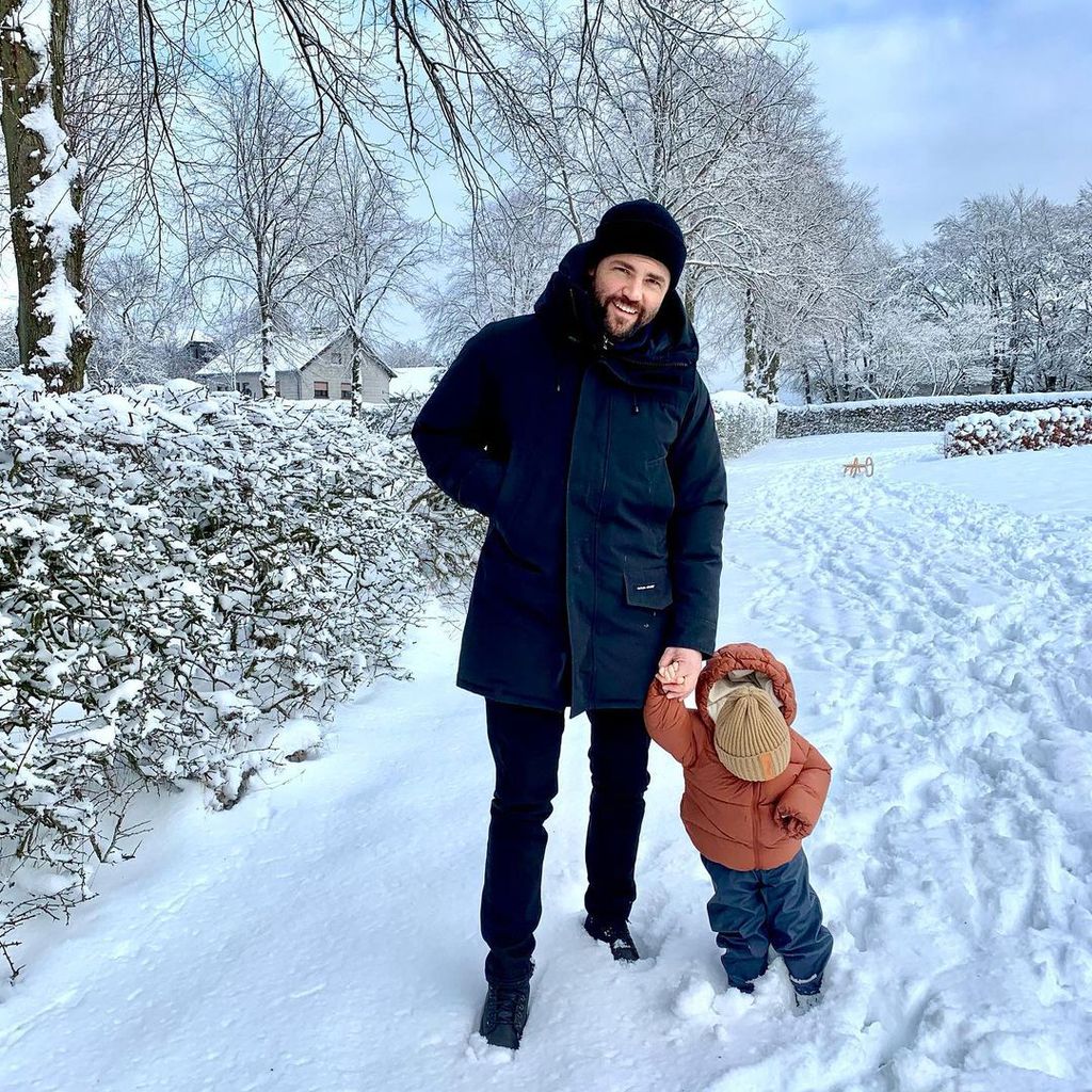 Schauspieler Benjamin Heinrich mit seinem Sohn