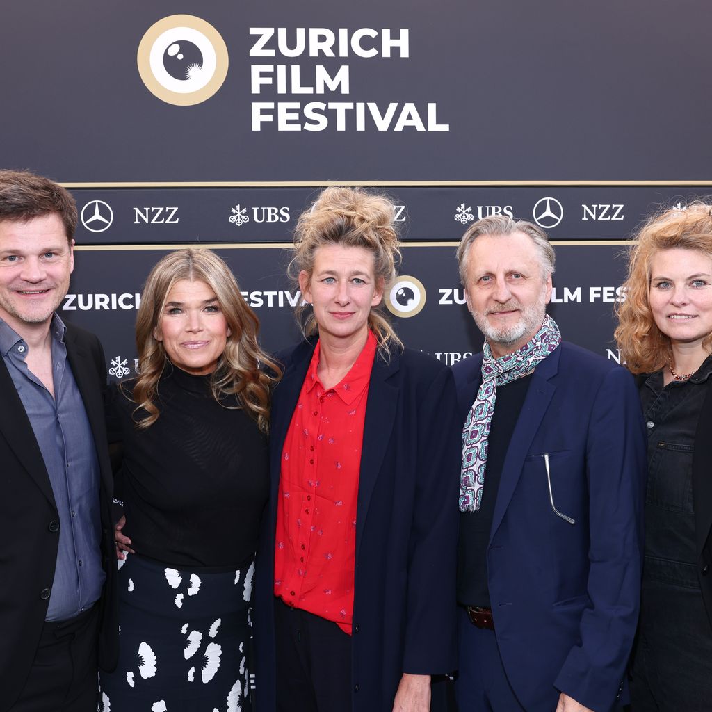 Benjamin Herrmann, Anke Engelke, Neele Leana Vollmar, Robert Marciniak und Reta Guetg beim "Zürich Film Festival" 2025