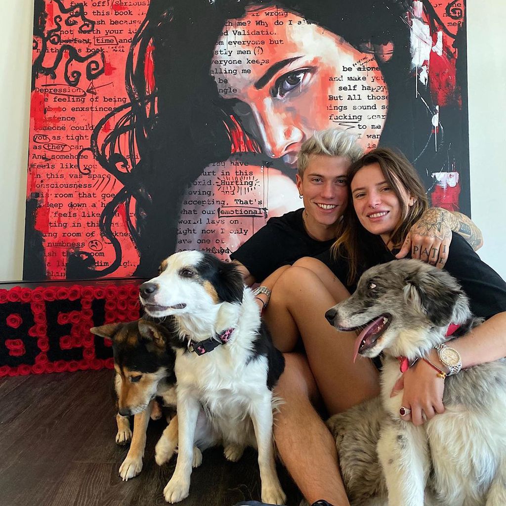 Benjamin Mascolo und Bella Thorne mit drei Hunden, 2019