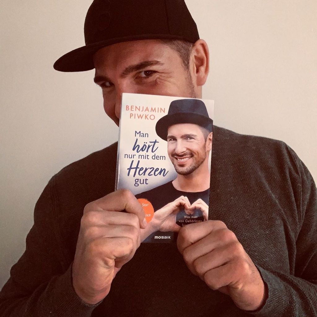 Benjamin Piwko mit seinem Buch "Man hört nur mit dem Herzen gut"