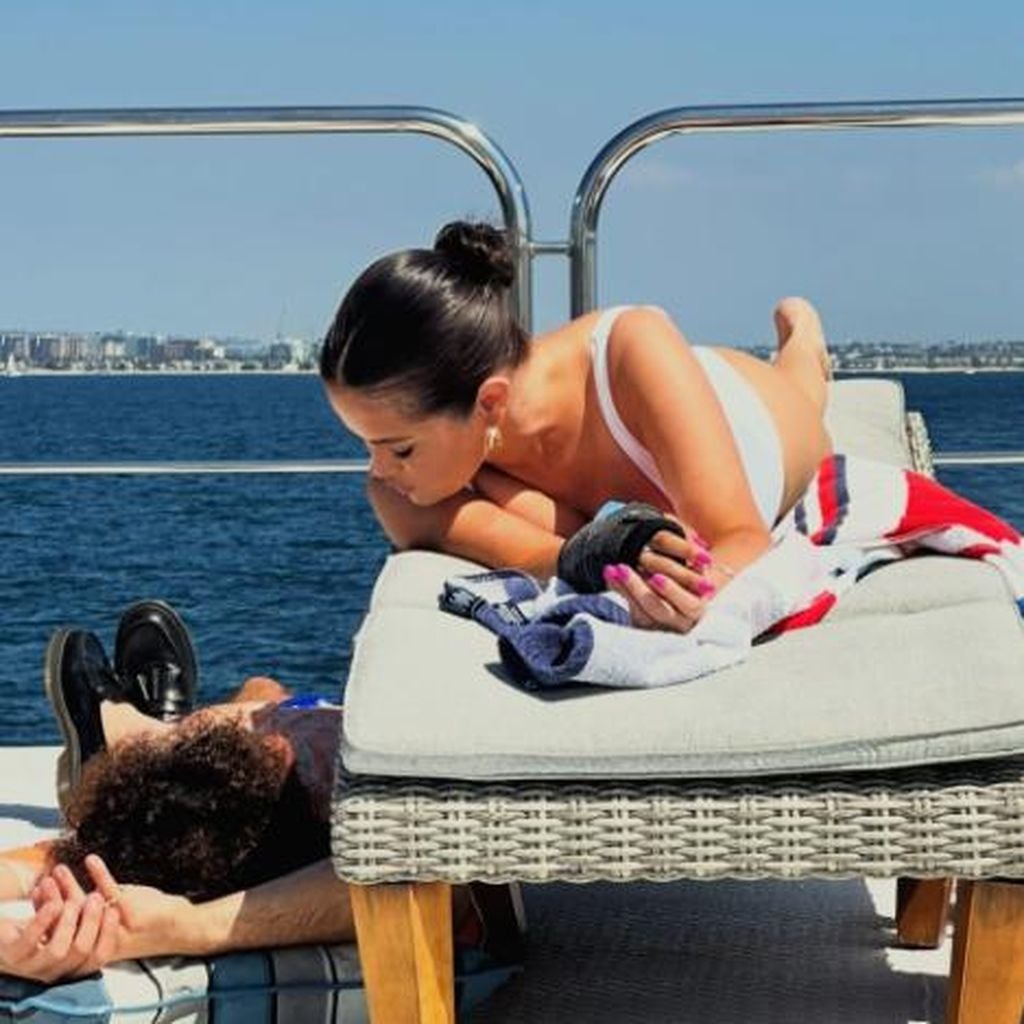 Benny Blanco und Selena Gomez auf einer Yacht, Februar 2026