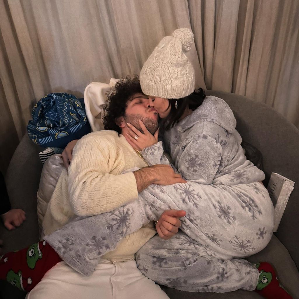 Benny Blanco und Selena Gomez im Dezemeber 2024