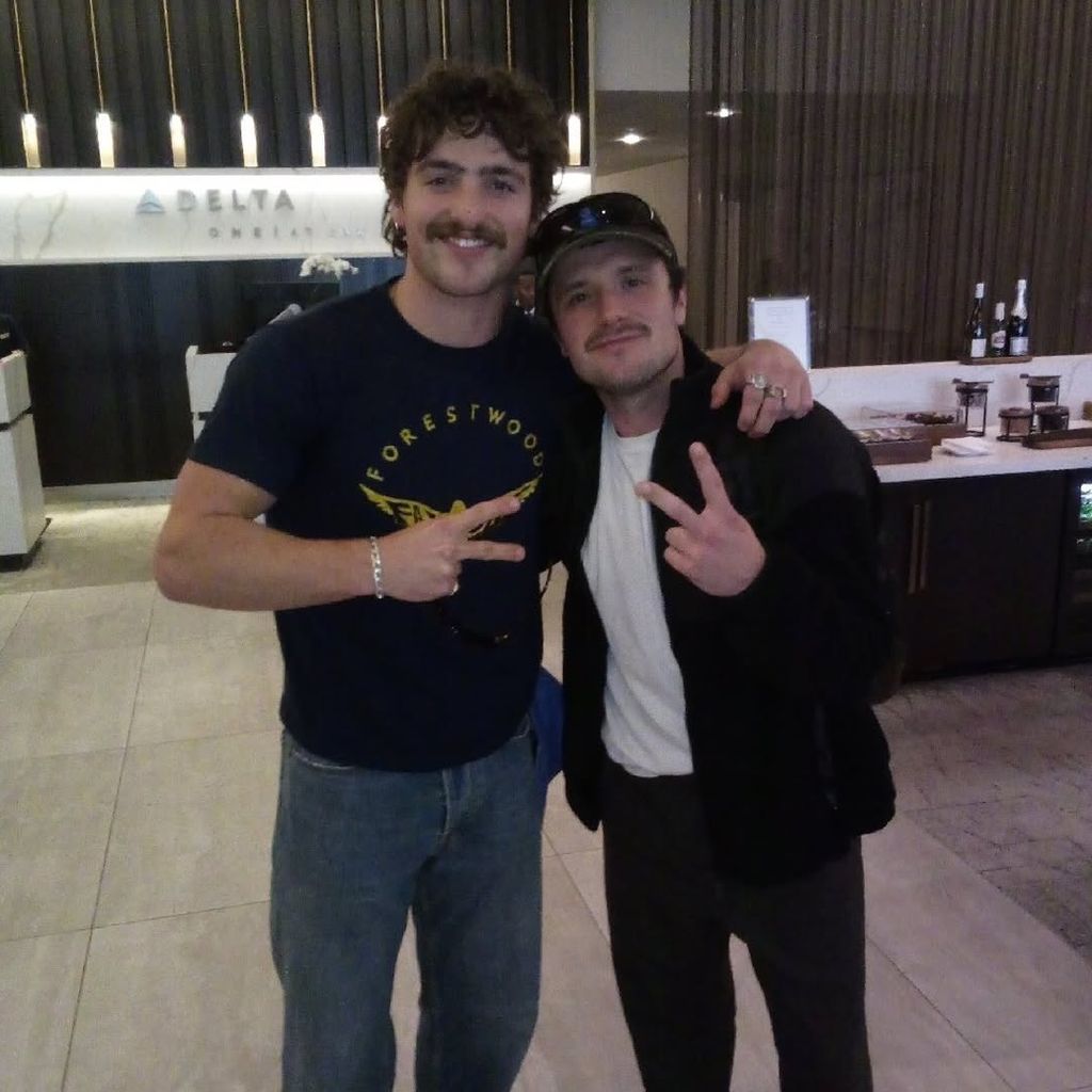 Benson Boone mit Josh Hutcherson, Februar 2026