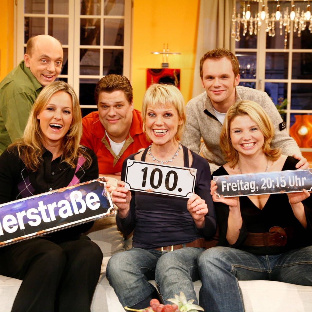 Bernhard Hoëcker, Maike Tatzig, Tetje Mierendorf, Cordula Stratmann, Ralf Schmitz und Annette Frier feiern die 100. Ausgabe der "Schillerstraße"