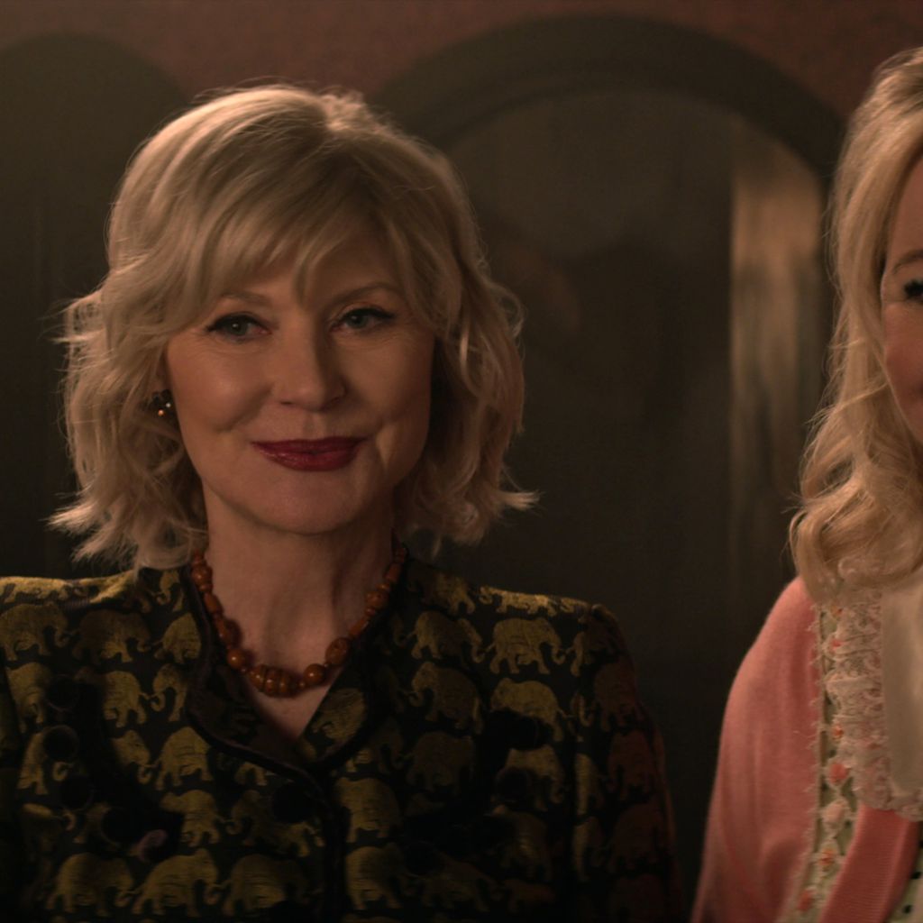 Beth Broderick als Zelda und Caroline Rhea als Hilda in "Chilling Adventures of Sabrina"