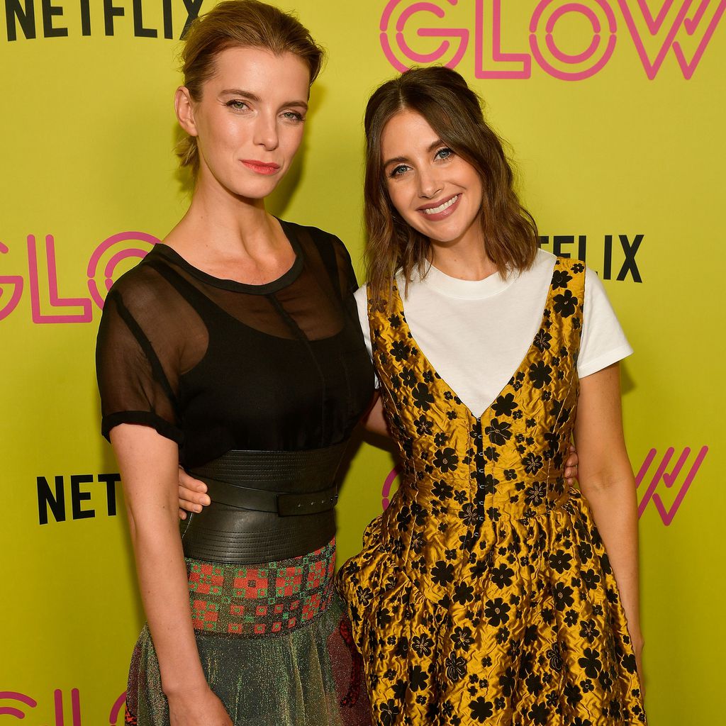 Betty Gilpin und Alison Brie