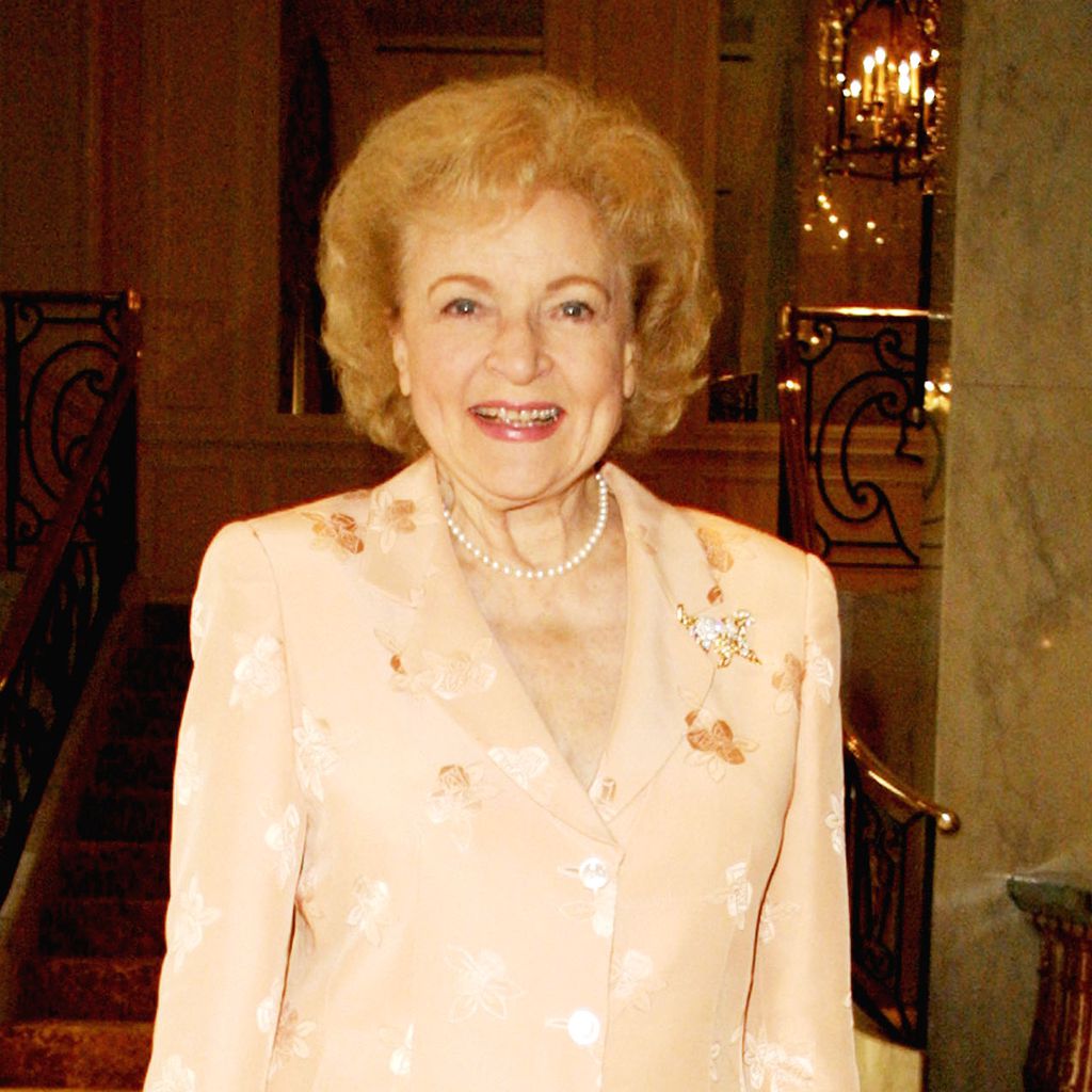 Betty White bei der Celebrity Fashion Show and Auction in Beverly Hills, 2001